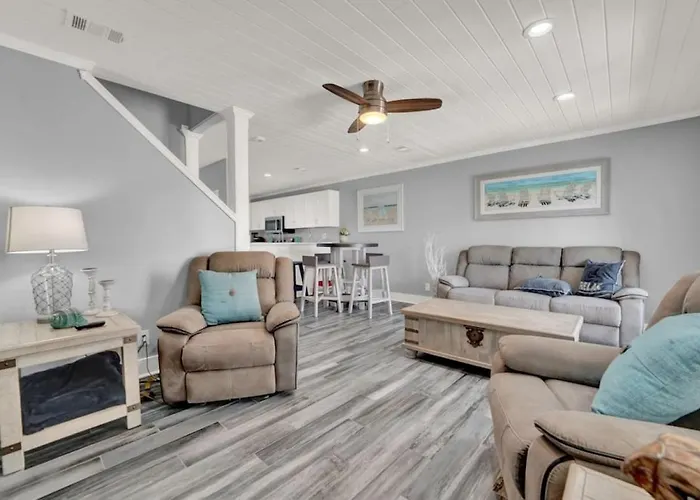 Dog Friendly 2 Bedroom Townhome With Hot Tub And Walking Distance To Beach